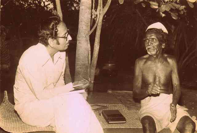 Puninchathaya collecting information about Tulu and medicine from Shri Pakri of tribal community.