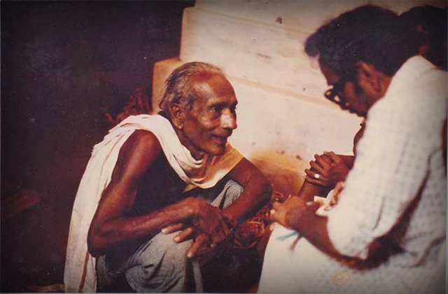 Dr. Puninchathaya collecting information about pad dana from 'nalike' artist.