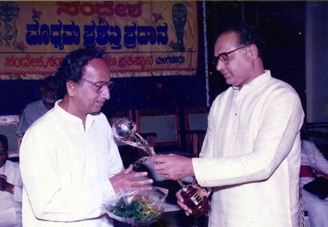 Recieving Sandesha Madyama award from Sandesha Pratistana.
