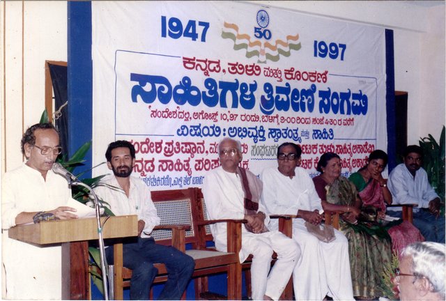 Puninchathaya speaking to audience in Sahitya Triveni Sangama.