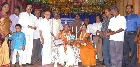 Puninchathaya recieving Kille Award with his wife.