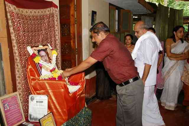 Dignitaries paying their last respects to Dr. Puninchathaya during his demise at his residence.