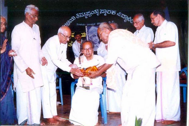 Puninchathaya recieving 'Muliya Thimmappayya Award' from Muliya Prathistana.