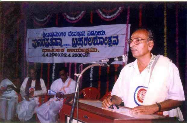 Puninchathaya addressing audience at religious program held in Edneer.