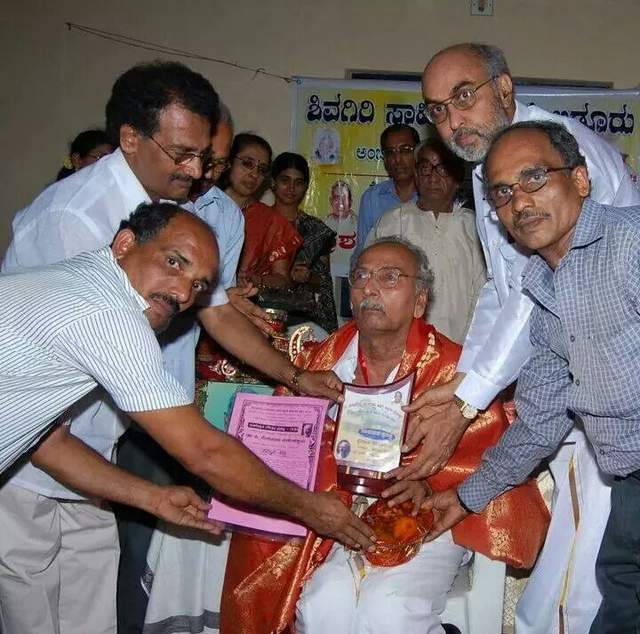 Dr. Puninchathaya recieving Pashupathastra Award from K. Seetharama Adiga Prathistana, Adoor.