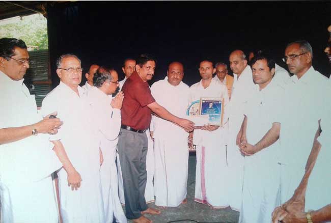 Mr. Vijayaraja Puninchathaya recieving 'Tulu Ratna Award' posthumously presented to Puvempu by Kerala Tulu Academy at his residence.